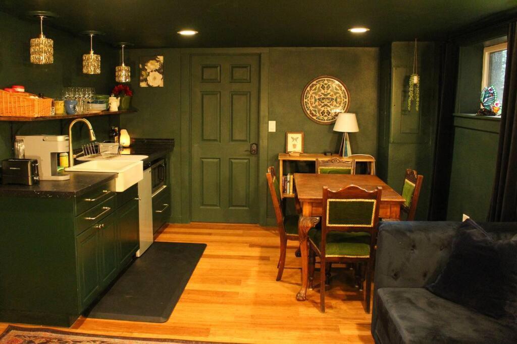 Heart Of Woodstock, 10 Min Walk To Reed, With Private Garage! Lejlighed Portland Eksteriør billede